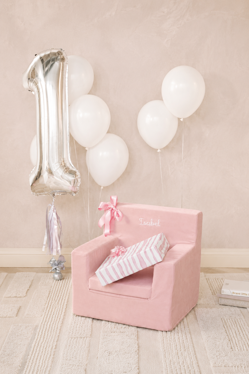 Sillón infantil personalizado marca Cubino en color rosa con el nombre de la niña bordado en el frente y decorado para su cumpleaños