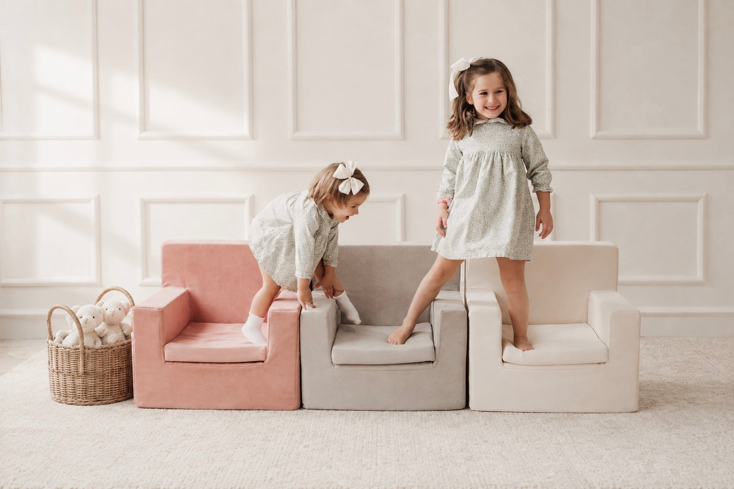 Niñas brincando en sillones para niños marca CUBINO de color rosa, gris y beige